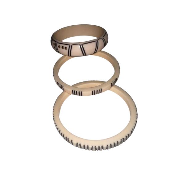 Iris Apfel & Bajalia 13 Pc Ivory Tone Tribal Resin Bangle Set Etched Geometric - Picture 4 of 8